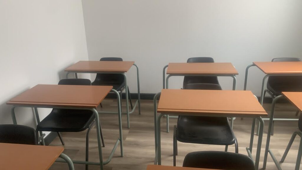 Comfortable training chairs and desks arranged for group learning